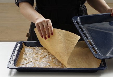 Фото шага рецепта Чипсы из куриной кожи 152842 шаг 6