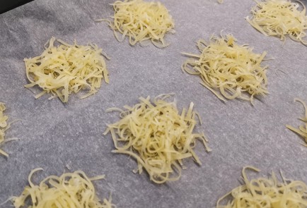 Фото шага рецепта Чипсы с сыром дорблю 173341 шаг 2  