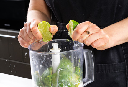 Фото шага рецепта Чизкейк из авокадо без выпечки 191307 шаг 6  