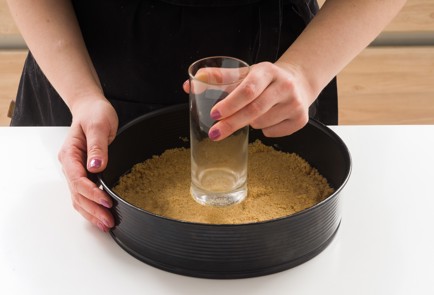 Фото шага рецепта Чизкейк из творога с ягодным желе 152167 шаг 4  