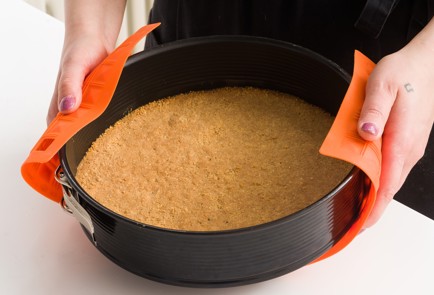 Фото шага рецепта Чизкейк из творога с ягодным желе 152167 шаг 5  