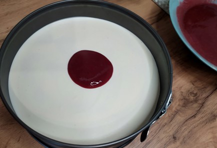 Фото шага рецепта Чизкейк с малиновым желе без выпечки 188651 шаг 11  