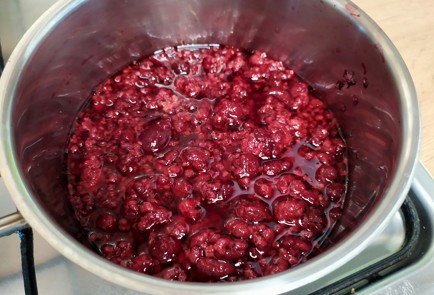 Фото шага рецепта Чизкейк с малиновым желе без выпечки 188651 шаг 7  