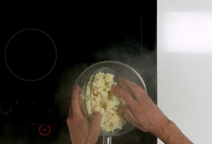 Фото шага рецепта Цветная капуста на сковороде 150979 шаг 3  