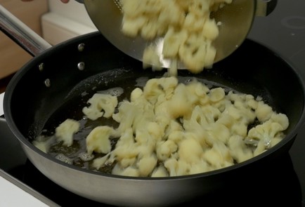 Фото шага рецепта Цветная капуста на сковороде 150979 шаг 4  