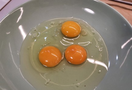 Фото шага рецепта Цветная капуста в кляре с сыром 140696 шаг 2  