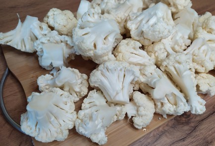 Фото шага рецепта Цветная капуста в сырной панировке 188828 шаг 1  