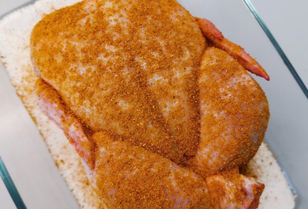 Фото шага рецепта Цыпленок корнишон запеченный на соли 152782 шаг 2  