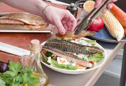 Фото шага рецепта Дачный салат со скумбрией на мангале 174463 шаг 13  