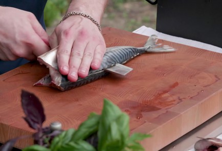 Фото шага рецепта Дачный салат со скумбрией на мангале 174463 шаг 2  