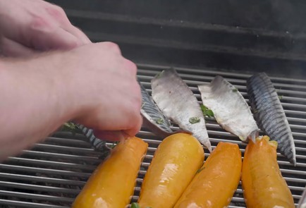 Фото шага рецепта Дачный салат со скумбрией на мангале 174463 шаг 4  