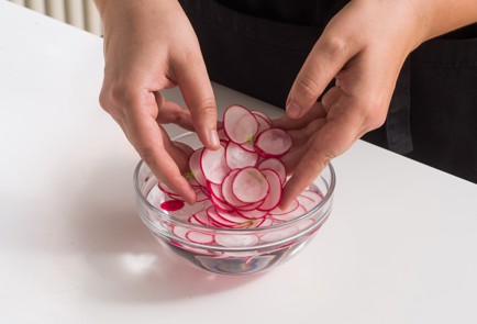 Фото шага рецепта Дачный тост с редиской и зеленью 152469 шаг 2  