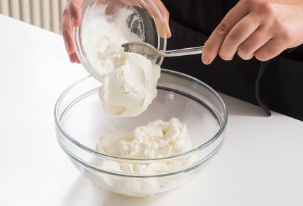 Фото шага рецепта Дачный тост с редиской и зеленью 152469 шаг 4  