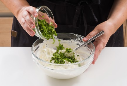 Фото шага рецепта Дачный тост с редиской и зеленью 152469 шаг 5  