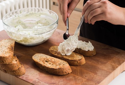 Фото шага рецепта Дачный тост с редиской и зеленью 152469 шаг 8  