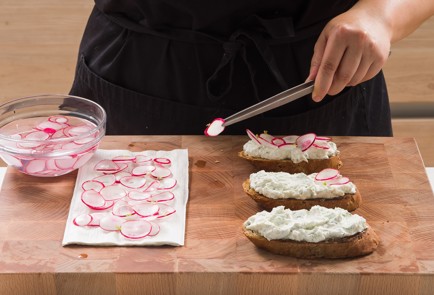 Фото шага рецепта Дачный тост с редиской и зеленью 152469 шаг 9  