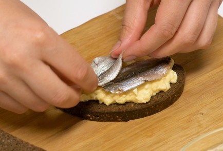 Фото шага рецепта Датский бутерброд с килькой и редиской 139182 шаг 3  