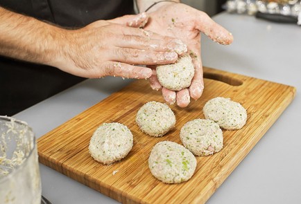 Фото шага рецепта Деревенские котлеты из кролика с пряными травами и пармезаном 31788 шаг 6  