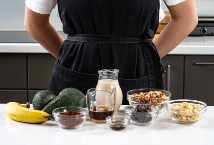 Фото шага рецепта Десерт из авокадо в стаканчике 191309 шаг 1  