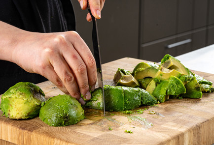 Фото шага рецепта Десерт из авокадо в стаканчике 191309 шаг 2  