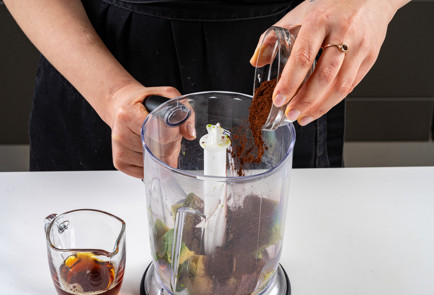 Фото шага рецепта Десерт из авокадо в стаканчике 191309 шаг 5  