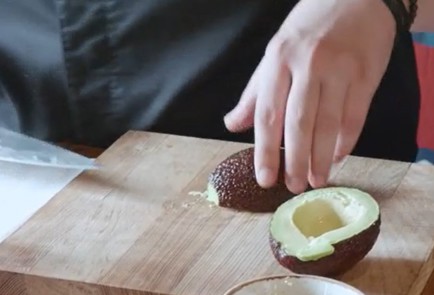 Фото шага рецепта Сладкий мусс из авокадо с манго 152787 шаг 1  