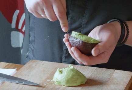 Фото шага рецепта Сладкий мусс из авокадо с манго 152787 шаг 2  