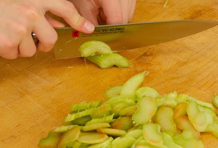 Фото шага рецепта Десерт из ревеня с клубничным соусом 93766 шаг 1  