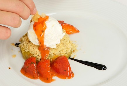 Фото шага рецепта Десерт из ревеня с клубничным соусом 93766 шаг 6  