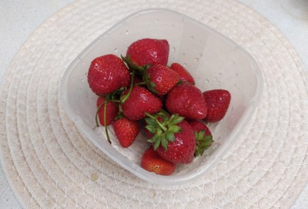 Фото шага рецепта Десерт из творога и ягод 189871 шаг 3  