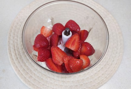 Фото шага рецепта Десерт из творога и ягод 189871 шаг 4  