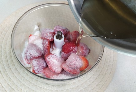 Фото шага рецепта Десерт из творога и ягод 189871 шаг 7  