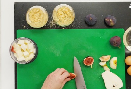 Фото шага рецепта Десерт с фруктами и козьим сыром 81090 шаг 2  