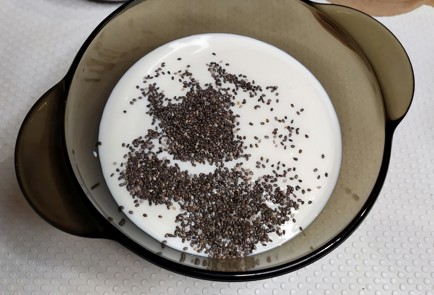 Фото шага рецепта Десерт с семенами чиа и клубникой 189171 шаг 1  