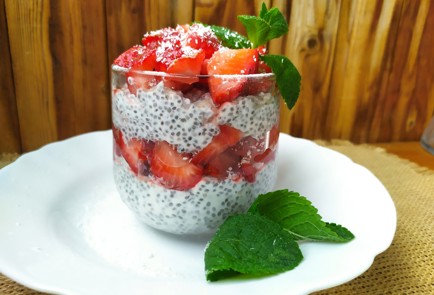 Фото шага рецепта Десерт с семенами чиа и клубникой 189171 шаг 10  