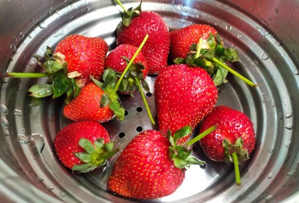 Фото шага рецепта Десерт с семенами чиа и клубникой 189171 шаг 2  