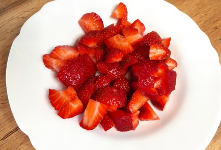 Фото шага рецепта Десерт с семенами чиа и клубникой 189171 шаг 3  