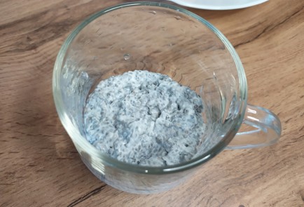 Фото шага рецепта Десерт с семенами чиа и клубникой 189171 шаг 4  