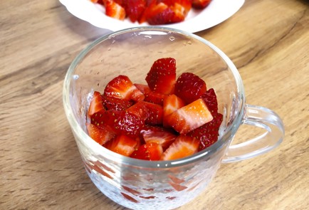 Фото шага рецепта Десерт с семенами чиа и клубникой 189171 шаг 5  