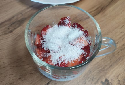 Фото шага рецепта Десерт с семенами чиа и клубникой 189171 шаг 6  