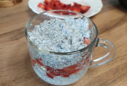 Фото шага рецепта Десерт с семенами чиа и клубникой 189171 шаг 7  