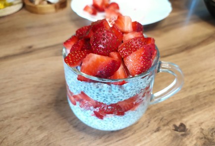 Фото шага рецепта Десерт с семенами чиа и клубникой 189171 шаг 8  