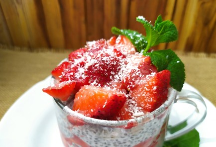 Фото шага рецепта Десерт с семенами чиа и клубникой 189171 шаг 9  