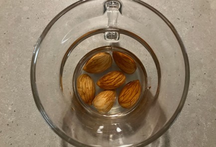 Фото шага рецепта Десерт с семенами чиа на миндальной основе 175106 шаг 10  