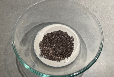 Фото шага рецепта Десерт с семенами чиа на миндальной основе 175106 шаг 3  