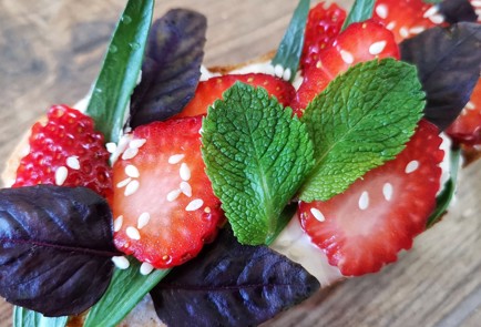 Фото шага рецепта Десертная брускетта с клубникой 173717 шаг 10  