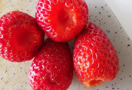 Фото шага рецепта Десертная брускетта с клубникой 173717 шаг 2  