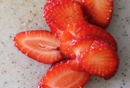 Фото шага рецепта Десертная брускетта с клубникой 173717 шаг 3  