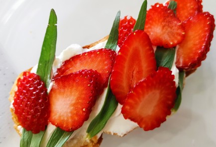 Фото шага рецепта Десертная брускетта с клубникой 173717 шаг 8  