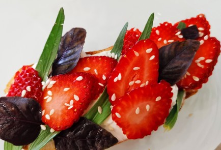 Фото шага рецепта Десертная брускетта с клубникой 173717 шаг 9  